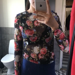  - Långärmad genomskinlig tröja från gina tricot strl s.  Använd 1 gång. Köparen står för eventuell frakt, frakten är inte inräknad i priset. Tar swish