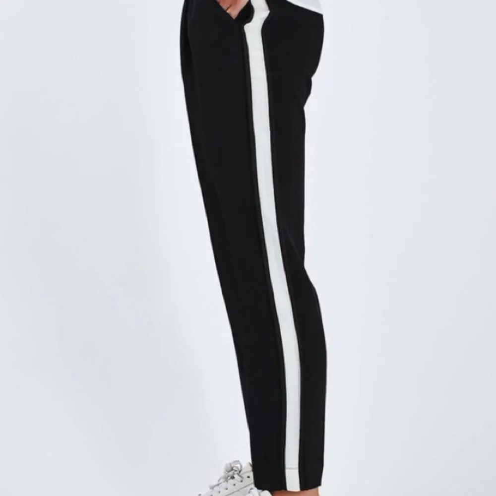 Striped pants från Zara i toppskick 🌻 sitter som en smäck!    75+frakt eller till högst budande! . Jeans & Byxor.