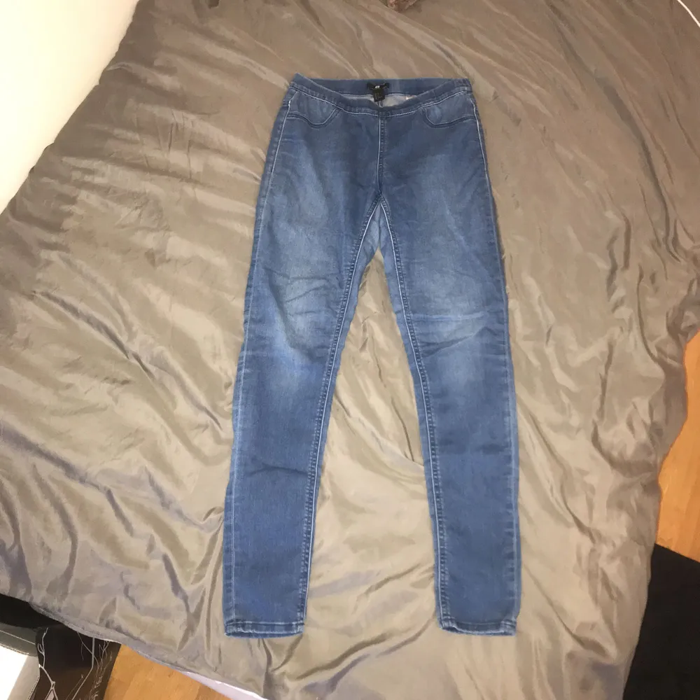 Fina stretchiga jeans, sköna som tights. Sitter tajt och fint! . Jeans & Byxor.