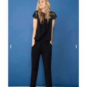  - Superfin jumpsuit i stretchigt material. Skön resår i midjan utan att förlora den stiliga looken. Aldrig använd, endast provad.  Köparen betalar frakten! 