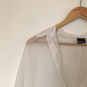  - Vit genomskinlig blus  Kortare fram/längre bak  Du betalar frakt!  Skickar gärna fler bilder 