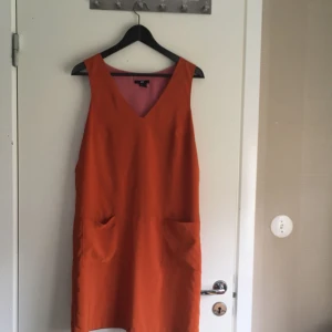  - Snygg minimalistisk klänning från H&M! Orange på utsidan och rosa på insidan! Snygg color-blockning om man tycker om det! Frakt tillkommer! 