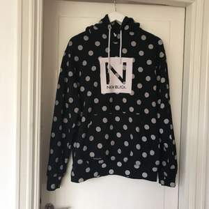 Vit och mörkblå prickig New Black hoodie i storlek M