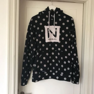  - Vit och mörkblå prickig New Black hoodie i storlek M