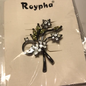 brosch  - Oanvänd brosch med stenar. Frakt 11