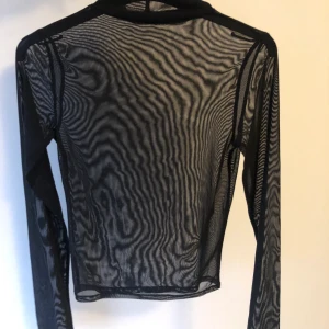 Genomskinlig topo - Svart genomskinlig/mesh topp som fungerar superfint till fest! Endast använd 1 gång så den är i nyskick✨ Strl XS/S