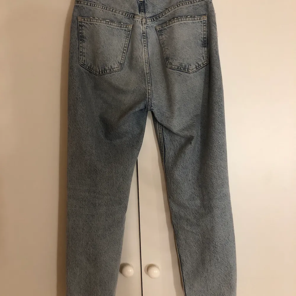 Skitsnygga håliga jeans från zara i storlek 38! Använda några gånger, men är i väldigt bra skick! Köparen står för frakten✨. Jeans & Byxor.