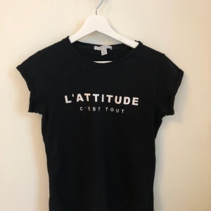 T-shirt med tryck - T-shirt i fint skick och har använt ett fåtal gånger. Säljer pga den har blivit lite för liten för mig. Kontakta om du är intresserad eller har några frågor💕✨