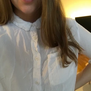 Vit skjorta - Vit skjorta från H&M, inget att anmärka på i skick förutom att den är väldigt skrynklig hehe! Om du köper någonting annat i min shop för över 50kr så får du denna på köpet (gäller allt i min shop som kostar 20kr).