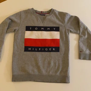 Tommy Hilfiger sweatshirt - Långärmad tröja från Tommy Hilfiger. Bra skick! Storlek 152 men funkar för folk under 158 cm. Köparen står för frakten!