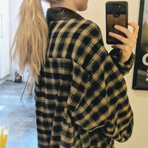 Skjorta - Soft oversize tygskjorta med manchester och läderdetaljer