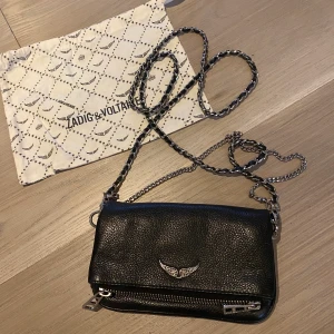 ZADIG & VOLTAIRE väska - Säljer min lilla Zadig nano väska. Smidig och snygg, får plats med det man behöver. Knappt använd så den är i väldigt bra skick, som ny! Bud i kommentarerna eller kontakta mig. Priset inkluderar inte frakt (66kr). Nypris: 1994kr 