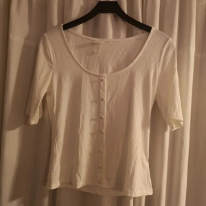 Vit topp - Vit topp med knappar. Nästintill oanvänd 