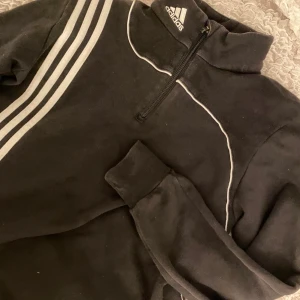Adidas sweatshirt - Fin vintage sweatshirt från adidas! Säljer då den inte längre är min stil riktigt. Fraktas eller möts upp i uppsala😊💕