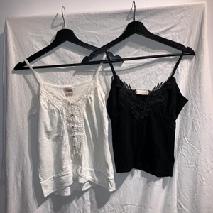 Linne  - Linnena är i bra skick. Det svarta linnet är från Chi och är i Stl S, längs urringningen är det ett mönster med paljetter. Det vita linnet är från Only och är i Stl S, den har spets i mitten längs hela framsidan (ej genomskinlig) med knappar. 