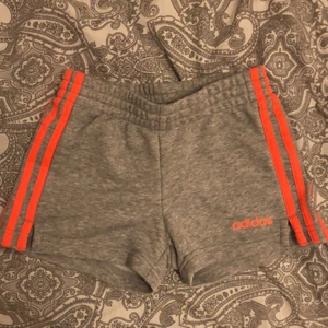 adidas shorts i storlek s barn/140 - Äkta adidas shorts köpta från Stadium. Använda 1 gång, i nyskick. Säljer för dem är för små! 