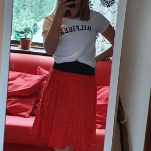Äkta Hilfiger t-shirt - Fint skick. Köpt för 300 men säljer för 100(frakt ingår i priset).  Även kjolen finns att köpa