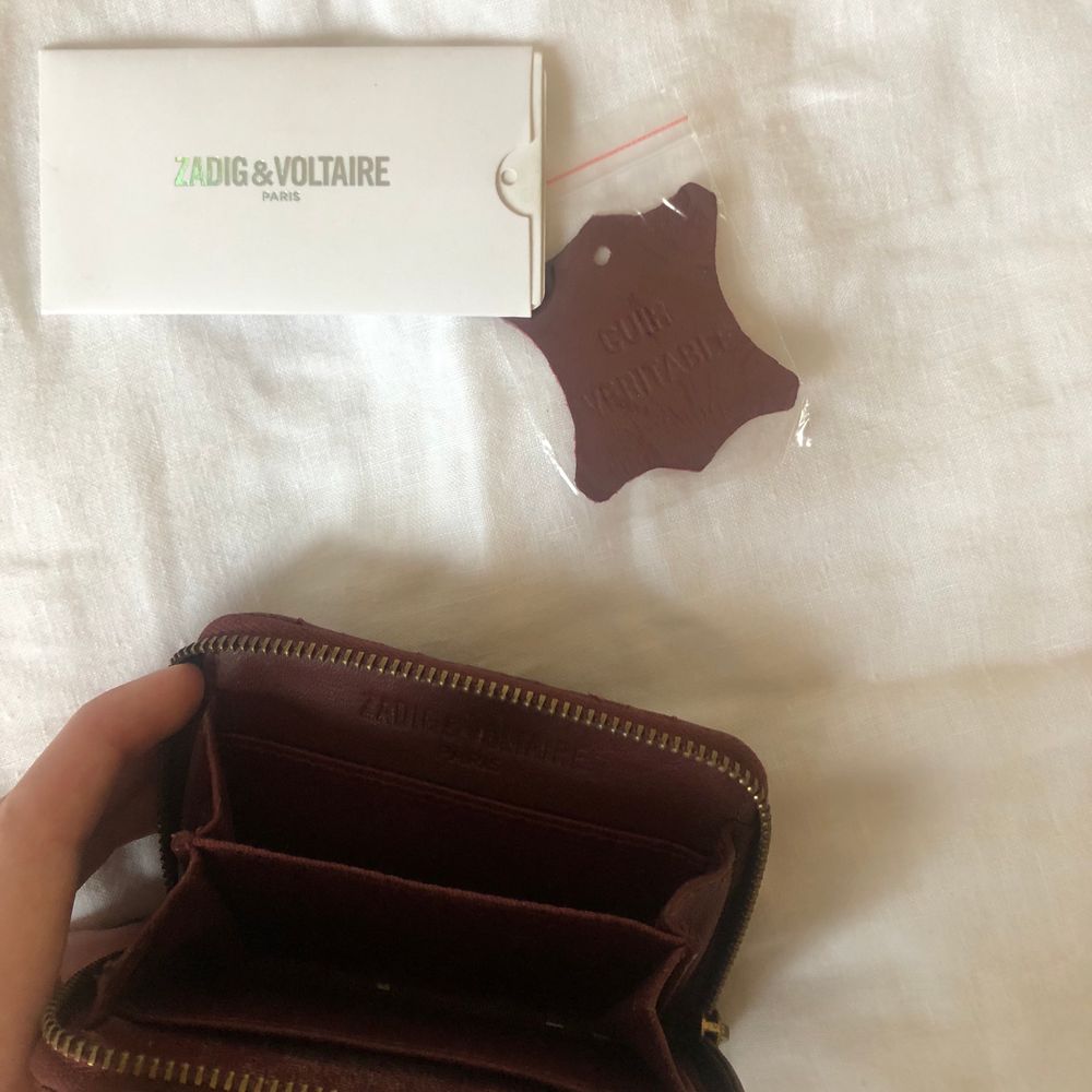 Vinröd plånbok från Zadig Voltaire. Nypris 85€, ca 875kr. Accessoarer.