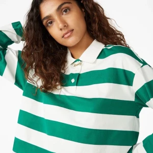 Grön tröja från MONKI!!! - (lånade bilder) säljer denna fina gröna randiga polo skjortan ifrån monki❤️❤️❤️