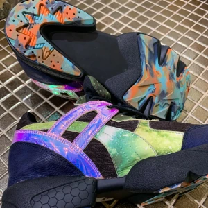 Färgglada skor  - As coola skor köpta i sydkorea! Säljer på grund av att storleken är för liten för mig, men i väldigt bra skick⚡️⚡️🤩🤩 Frakt 60kr🖤 Men kan även mötas upp