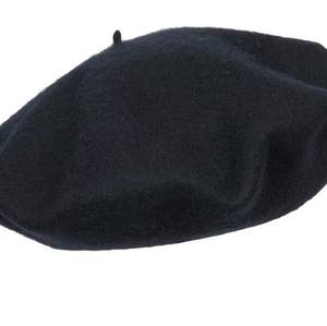 (Fösta bilden är inte min!) svart hatt, tyvärr så har det lilla ”skaftet” eller vad man kallar det, gått av men det syns inte. Köpt på second hand men är i fint skick! Frakt tillkommer💕