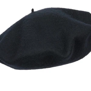 Black baret  - (Fösta bilden är inte min!) svart hatt, tyvärr så har det lilla ”skaftet” eller vad man kallar det, gått av men det syns inte. Köpt på second hand men är i fint skick! Frakt tillkommer💕