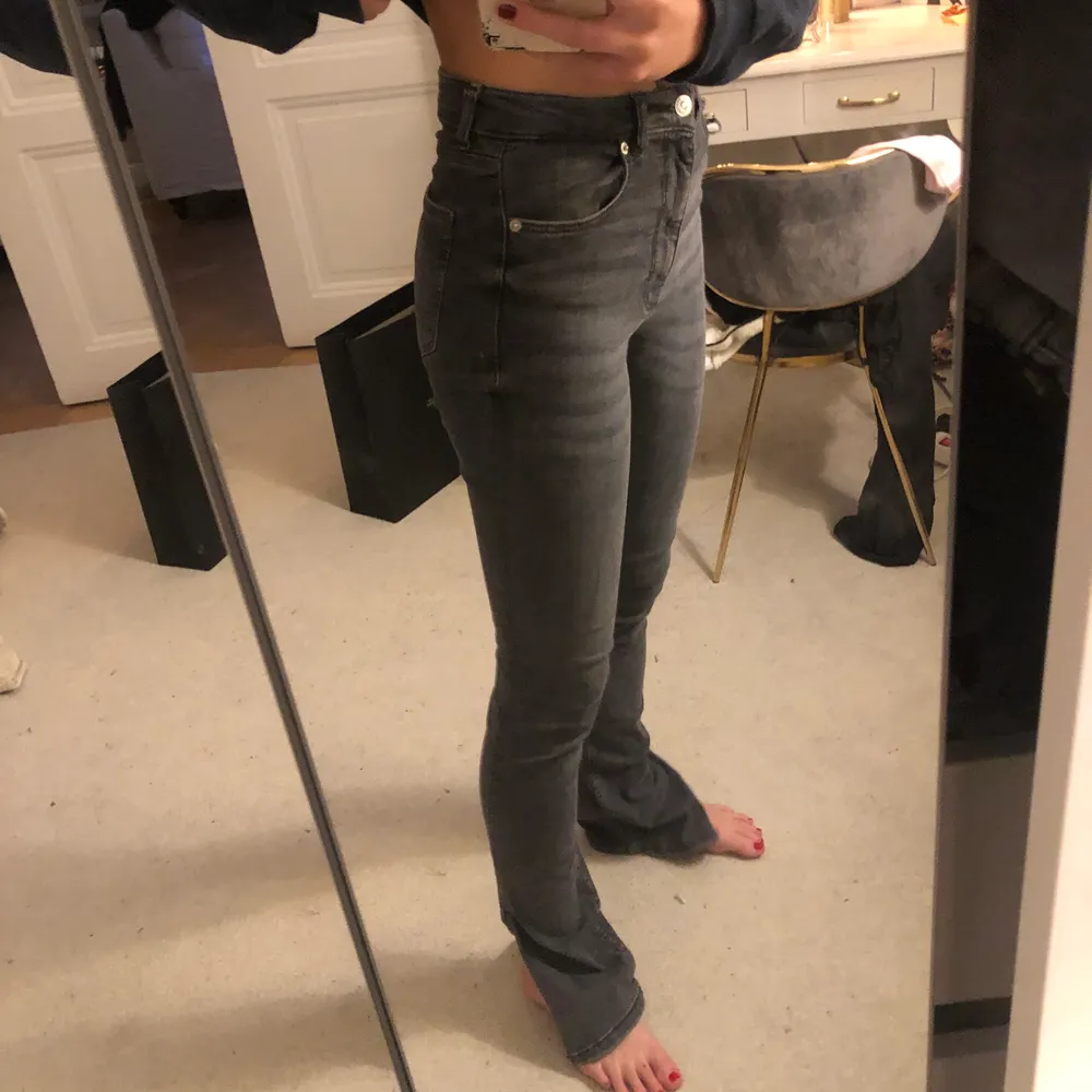 Fina jeans med slits från zara :). Jeans & Byxor.