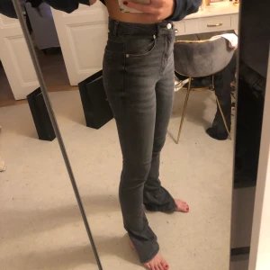 Jeans med slits - Fina jeans med slits från zara :)