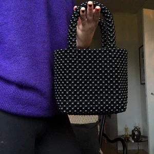 Pärlväska - Säljer min fina pärlväska som är köpt i från Zara! Säljer pågrund av det aldrig kommer till någon användning. Har använder enstaka gånger, så väskan är som ny.🖤 köparen står för frakten 