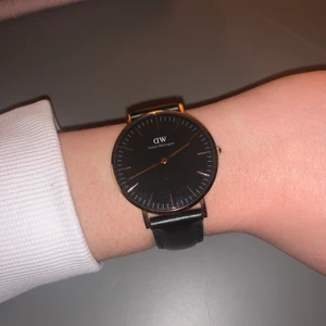 Daniel Wellington klocka  - Säljer min Daniel Wellington klocka (Classic black sheffield) nypris 1599 kr den är är i bra skick bara lite sliten i i ena bandet man inget som syns när den är på aramen ☺️