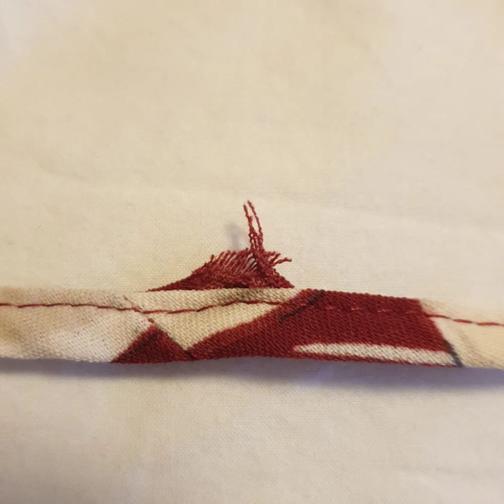En jättefin sommarklänning i storlek L/40. Small seam rip on one strap but won't unravel and it's placed on the back . Klänningar.