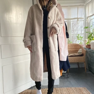 Sjukt mysig jacka - Säljer denna sjukt mysiga och varma kappan perfekt för vintern!! Endast använd 1 gång så i nytt skick, nypris 800💕Storlek S men den är oversized på mig som brukar ha S🤩 jag är 175 cm lång! Eftersom den är ganska stor kan jag mötas upp i Stockholm för att inte krångla med frakt💫💫 pris kan diskuteras