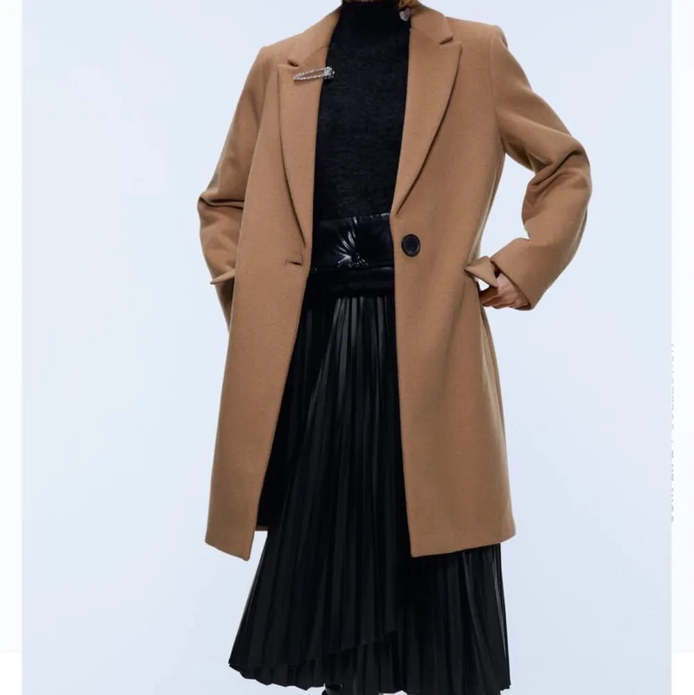En jätte fin kappa från Zara köpt för ungefär ett år sen. Är använd bara några gånger. Den ser fortfarande ut som ny.💗. Jackor.