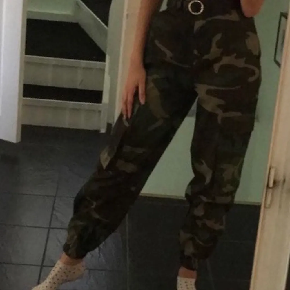 Skit coola cargo pants från Madlady i storlek 34 (XS). Dessa är endast använda en gång och tycker de e sjukt coola men har tyvärr blivit för små :( dessa kan användas ute eller om du ska på fest med tema osv, till vad du vill helt ärligt! Köpt för 500kr 💓💓. Jeans & Byxor.