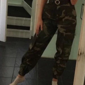 Cargo pants - Skit coola cargo pants från Madlady i storlek 34 (XS). Dessa är endast använda en gång och tycker de e sjukt coola men har tyvärr blivit för små :( dessa kan användas ute eller om du ska på fest med tema osv, till vad du vill helt ärligt! Köpt för 500kr 💓💓