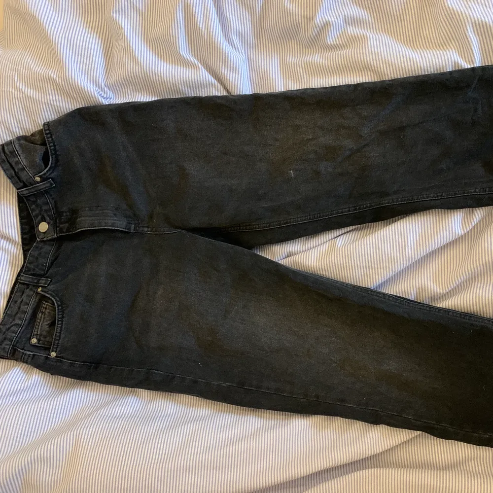 Säljer nu dessa snygga, svarta, raka jeansen som jag köpt av en kompis. De är från NAKD och i storlek 36 men passar mig som har 34 (liiiiiiite oversized vilket kanske kommer fram lite i bilden). De köptes för 300kr och är helt oanvända. Anledningen till att jag säljer de är helt enkelt att jag har ett par andra som kommer till mer användning. Byxorna är helt felfria ✨✨ (är ca 160). Jeans & Byxor.