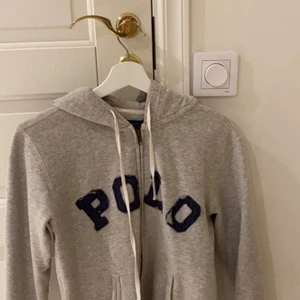 Ralph lauren hoodie - Köpt i usa för två år sen använd Max. Andra bilden är lånad!💕