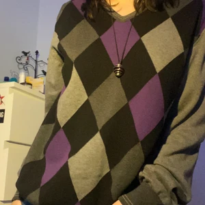 argyletröja - jättemysig o härlig tröja med argyle tryck! köpte för inte alls länge sen men säljer pga att jag inte använder den då den inte riktigt är min stil. Mansstorlek XL men sitter snyggt o oversized :)