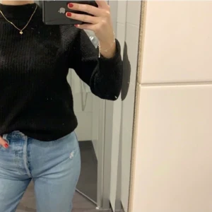 Svart stickad tröja - Superskönt tröja som passar storlek xs-m, inte använd alla mycket och väldigt bra kvalitet. 100kr eller högst bjudande💗
