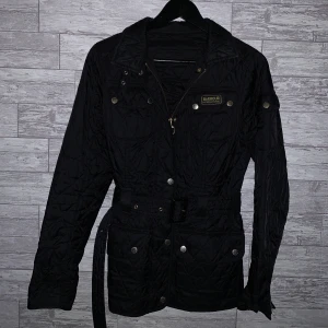 Barbour jacka dam  - Säljer nu min helt nya barbour jacka, endast använd 1 gång, så den är som ny.  Jackan kan även skickas om det skulle viljas!   Storlek 38 men passar även dom som har storlek 36 