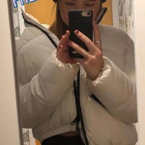 Pufferjacket - Säljer den här jättefina mysiga jackan från HM! Använd förra vintern men säljs då jag har köpt en ny vinterjacka✌🏼💜