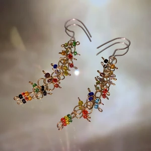 Örhängen  - Ett par handgjorda örhängen med färgglada glaspärlor ✨ krokarna är av silvertråd❣️ (frakten ingår i priset)