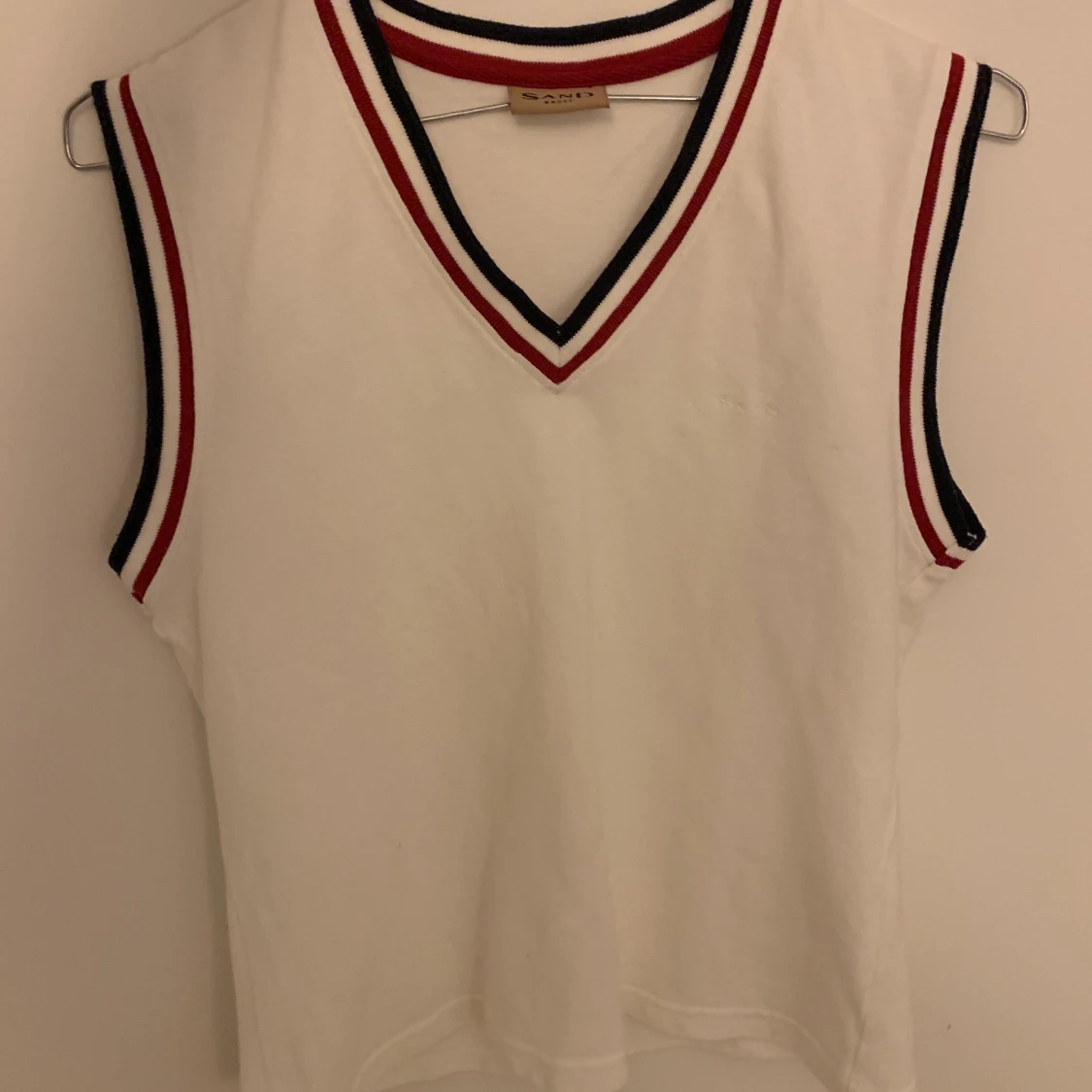 vit väst från sand