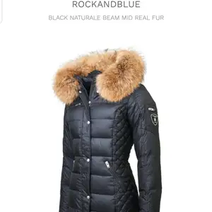 Säljer en rock and blue jacka. Med äkta päls den e ny skick använt den bara 1 vinter. 