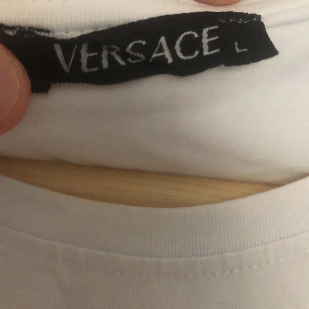 Såå fin Versace t-shirt med guldigt märke. Skrynklig eftersom den legat i en låda ett tag. Helt oanvänd av mig. Står stl L men skulle säga S. Väldigt stretchig dock så funkar lika bra för Xs och M. 🥰🥰 troligtvist inte äkta, men ingen skillnad! . T-shirts.