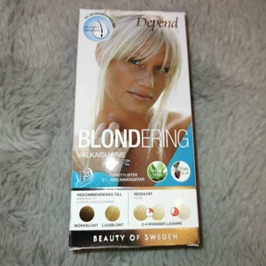 Depend blondering  - Helt ny förpackning med Depend blondering. Lyfter håret 2-4 nyanser, mörkblondt-ljudblondt. Innehåller 2x blonderingspulver, 1 jojoba-aktivator, 1 aloe vera inpackning, 1 par plasthandskar, 1 spatel, 1 pensel samt bruksanvisning. 
