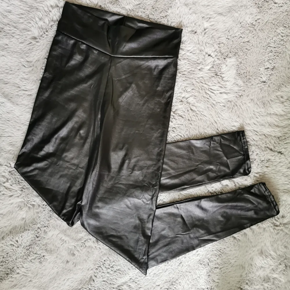 Helt nya och oanvända leggings i läderimitation. Storlek 38 (UK 10), passar en S/36. Lite genomskinliga . Nypris 216 kr. Jeans & Byxor.
