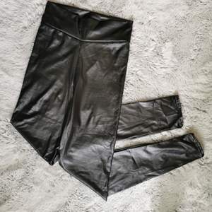 Helt nya och oanvända leggings i läderimitation. Storlek 38 (UK 10), passar en S/36. Lite genomskinliga . Nypris 216 kr