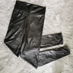 Leggings  - Helt nya och oanvända leggings i läderimitation. Storlek 38 (UK 10), passar en S/36. Lite genomskinliga . Nypris 216 kr