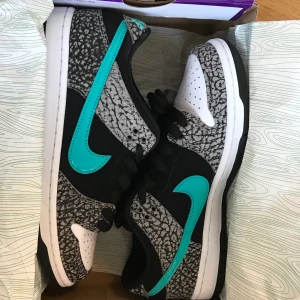 SB dunk - Skitcoola SB dunk low atmos elephant i storlek 38🌼 helt nya och oanvända, buda gärna från 2500 i kommentarerna eller köp direkt för 3000🌻